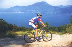By mountain-bike on Lake Garda