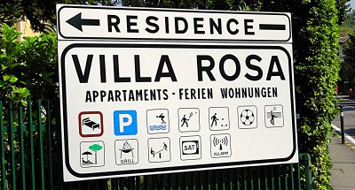 Het bord bij de ingang van Residence Villa Rosa, in Garda
