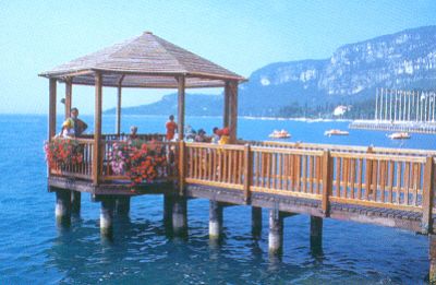 Gardasee: Terrasse am See in Garda