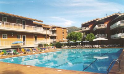 Piscina del residence Villa Rosa a Garda