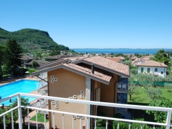 Balkon und Blick auf den Pool